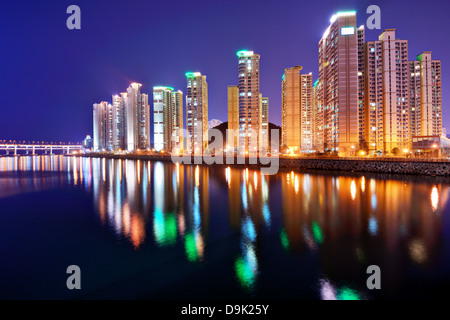 Toits de Busan, Corée du Sud dans la nuit. Banque D'Images