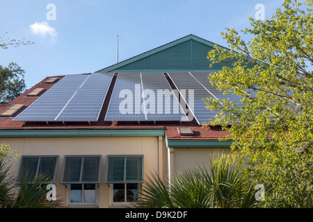 Des panneaux solaires sur le toit de l'Alachua Comté de la succursale principale de la bibliothèque de Gainesville, Floride. Banque D'Images