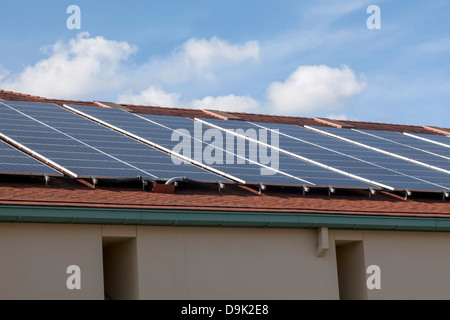 Des panneaux solaires sur le toit de l'Alachua Comté de la succursale principale de la bibliothèque de Gainesville, Floride. Banque D'Images