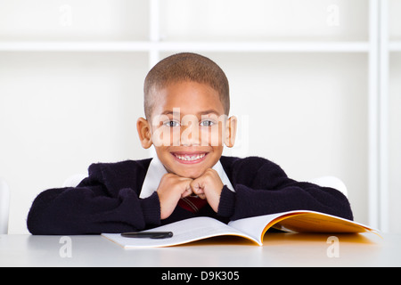 Cute elementary schoolboy in classroom Banque D'Images