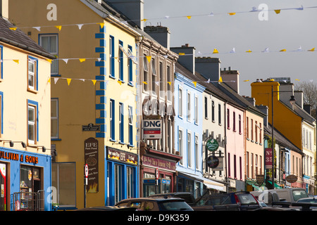 Boutiques colorées et des bâtiments le long de la rue principale dans le centre de Kenmare, dans la République d'Irlande. Banque D'Images