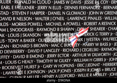 Libre de noms sur les voyages Vietnam War Memorial wall avec rouge blanc bleu drapeau Amérique Amérique USA ruban Banque D'Images