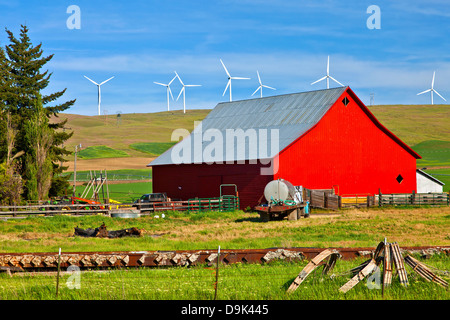 Grange rouge dans un pays de l'est Washington ferme PNW. Banque D'Images