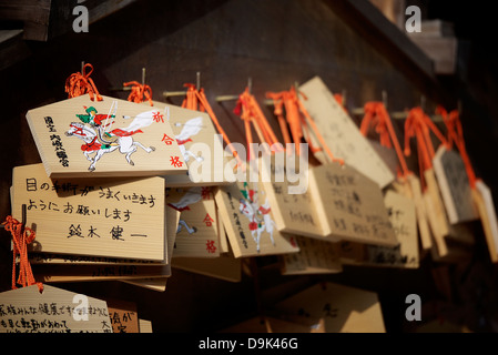Ema en bois suspendu à l'Osaki Hachiman-gu Temple, ville de Sendai, Miyagi, Japon Banque D'Images