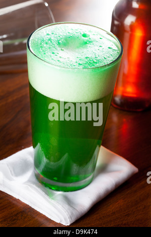 Teint en vert bière pour la St Patrick Day Celebration Banque D'Images