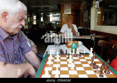 Les hommes de race blanche âgés jouant aux échecs Banque D'Images