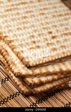 Matzo casher maison faite avec des craquelins de la farine et de l'eau Banque D'Images