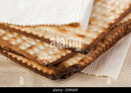 Matzo casher maison faite avec des craquelins de la farine et de l'eau Banque D'Images