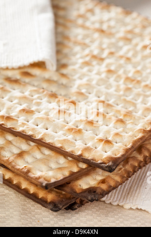 Matzo casher maison faite avec des craquelins de la farine et de l'eau Banque D'Images