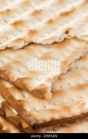 Matzo casher maison faite avec des craquelins de la farine et de l'eau Banque D'Images