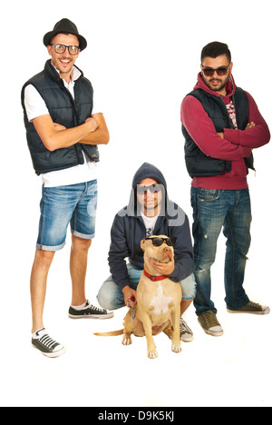 Les membres hip hop funky avec pitbull chien isolé sur fond blanc Banque D'Images