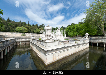 Le Nymphée avec groupe de sculptures au parc les Jardins de la Fontaine à Nîmes, France Banque D'Images