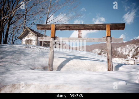 Petit sanctuaire encore couverte de neige au printemps à l'extérieur à Kuroyu Nyuto Onsen, Akita, Japon Banque D'Images