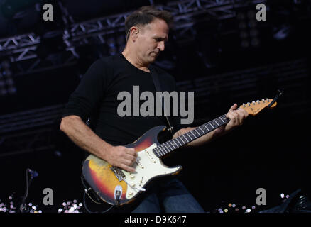 Hambourg, Allemagne. 20 Juin, 2013. Keith Scott, guitariste du groupe de chanteur canadien Bryan Adams effectue sur une scène le Stadtpark (parc municipal) à Hambourg, Allemagne, 20 juin 2013. Photo : Axel Heimken/dpa/Alamy Live News Banque D'Images