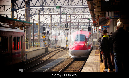 Les passagers en attente de nouvelle série E6 Komachi Akita Shinkansen JR Station Omagari en tirant, à destination de Tokyo Banque D'Images