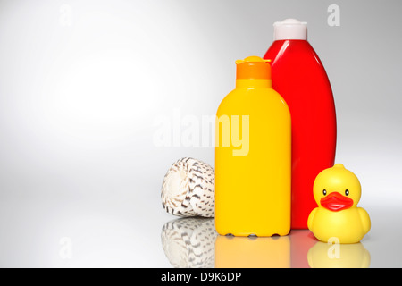 Lait solaire avec une lotion, moule et canard élastique Banque D'Images