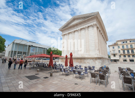 Maison Carrée, temple romain antique et moderne, carrée d'Art de Norman Foster à Nîmes, Languedoc, France Banque D'Images