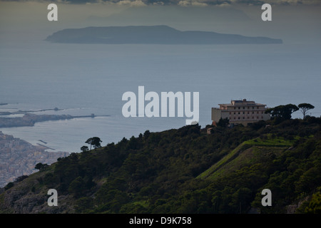 Vue de Trapani et les Îles Égates, îles de prises de la ville médiévale d'Erice dans la province de Trapani, en Sicile. Banque D'Images