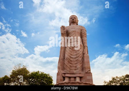 Low Angle View of statue de Bouddha, temple thaïlandais, Sravasti, Uttar Pradesh, Inde Banque D'Images