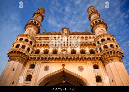 Low angle view of Charminar, Hyderabad, Andhra Pradesh, Inde Banque D'Images