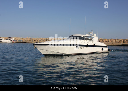 Megayachts à moteur superyacht - Mangusta 80 - retour à quai dans la marina de Puerto Portals, Calvià, au sud-ouest de Majorque Banque D'Images