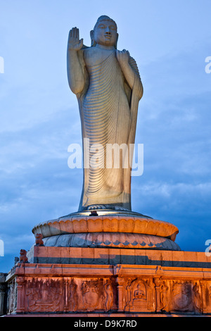 Statue de Bouddha, Hussain Sagar Lake, Hyderabad, Andhra Pradesh, Inde Banque D'Images