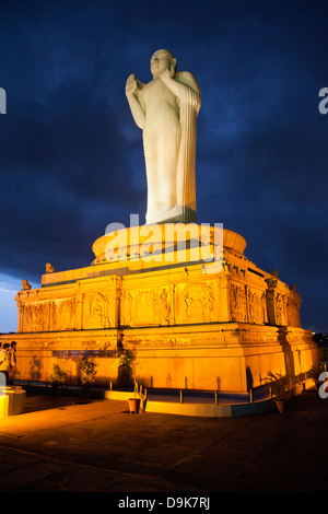 Low angle view of statue de Bouddha, Hussain Sagar Lake, Hyderabad, Andhra Pradesh, Inde Banque D'Images