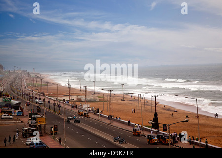 Le trafic sur la route le long de la plage, Visakhapatnam, Andhra Pradesh, Inde Banque D'Images