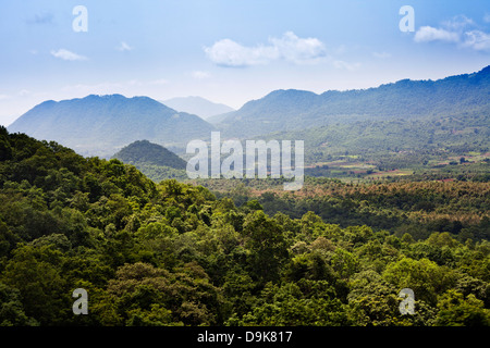 Paysage avec montagnes en arrière-plan, Ananthagiri, collines Araku Valley, Visakhapatnam, Andhra Pradesh, Inde Banque D'Images