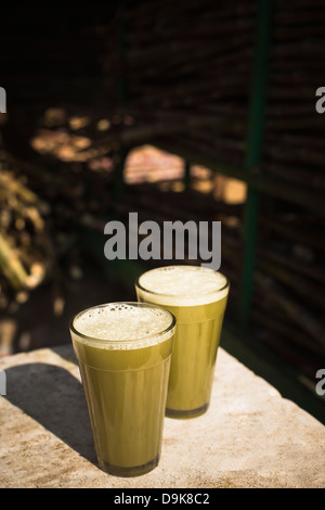 Close-up de deux verres de jus de canne à sucre, Pushkar, Ajmer, Rajasthan, Inde Banque D'Images