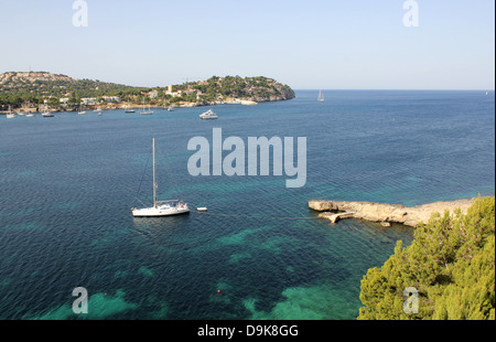 Yacht à voile à l'ancre dans la baie de Santa Ponsa, Calvia, au sud-ouest de Majorque, Iles Baléares, Espagne. 17 Juin 2013 Banque D'Images