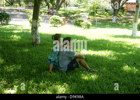 Une petite fille et son grand-père dans le parc de loisirs, Shenzhen en Chine. Banque D'Images