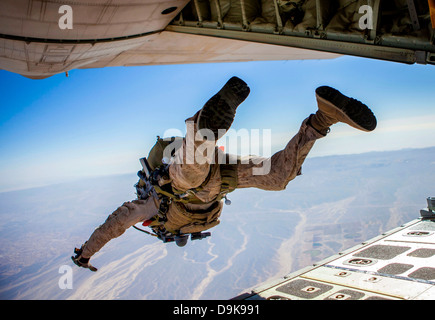 Un membre des forces spéciales de l'US Marine Maritime de la Force de Raid off géant l'arrière d'un KC-130J Hercules en haute altitude, les opérations de parachutage élevés d'ouverture le 15 juin 2013 sur le roi Faisal Air Base en Jordanie. Banque D'Images