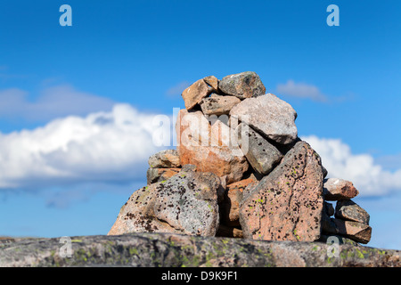 Comme un cairn marque navigation sur le haut de la montagne norvégienne Banque D'Images