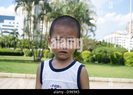 Un petit garçon, à Shenzhen xixiang ceintures vertes à jouer, très belle apparence. En Chine. Banque D'Images