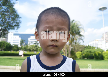 Un petit garçon, à Shenzhen xixiang ceintures vertes à jouer, très belle apparence. En Chine. Banque D'Images