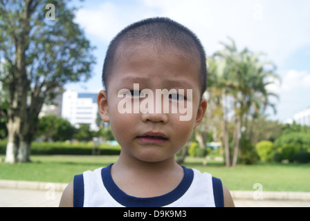 Un petit garçon, à Shenzhen xixiang ceintures vertes à jouer, très belle apparence. En Chine. Banque D'Images