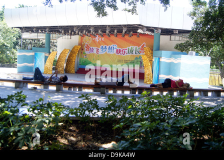 Dormir sur le banc de parc, Shenzhen en Chine. Banque D'Images