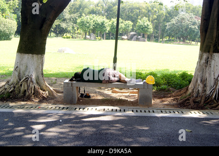 Dormir sur le banc de parc, Shenzhen en Chine. Banque D'Images