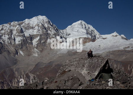 Le trekking et le camping à Naya Kanga camp de base de Langtang, au Népal près de la Ganja La pass Banque D'Images