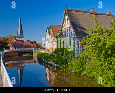 Église de Saint-nicolas en Borstel avec digue, Jork, Stade, Altes Land District, Basse-Saxe, Allemagne Banque D'Images