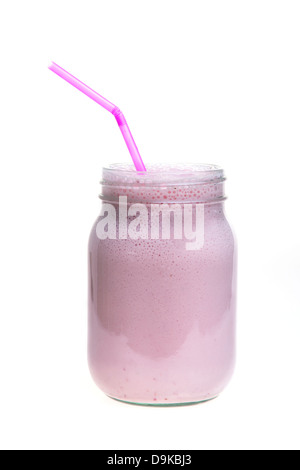 Smoothie fraise verre dans un pot de confiture avec une paille Banque D'Images