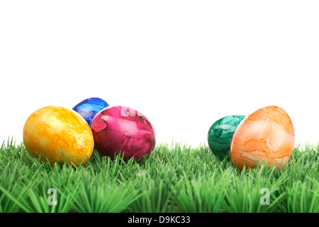 Œufs de Pâques colorés sur pelouse, œufs de Pâques colorés sur l'herbe Banque D'Images