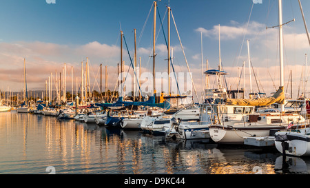 Bateaux et yachts alignés dans une petite marina californienne au coucher du soleil Banque D'Images