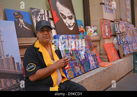 Portrait de l'artiste graffiti Ivan qui peint sur des plans de métro et vend aux touristes à Soho de Manhattan, New York City Banque D'Images