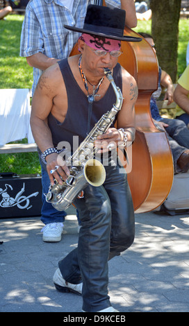 Portrait d'un musicien de rue à jouer du saxophone dans Washington Square Park à Greenwich Village, New York City Banque D'Images