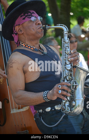 Portrait d'un musicien de rue à jouer du saxophone dans Washington Square Park à Greenwich Village, New York City Banque D'Images