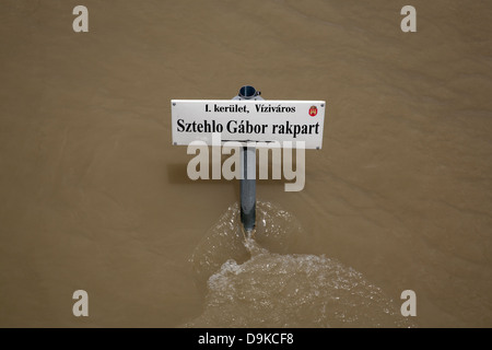 Panneau routier en partie submergé - Sztehlo Gabor rakpart - entouré comme le Danube éclate ses banques, Budapest, Hongrie Banque D'Images