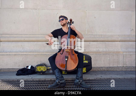 Portrait d'un musicien de rue à jouer du violoncelle à Washington Square Park à Greenwich Village, New York City Banque D'Images