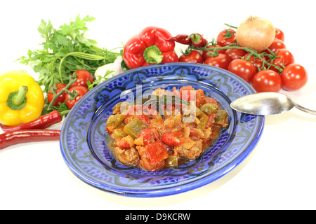 Tajine Kefta marocain avec tomates, poivrons et le boeuf haché sur un arrière-plan lumineux Banque D'Images